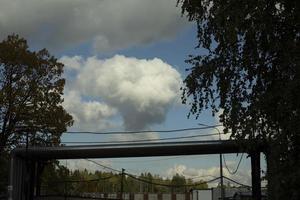 nuage au-dessus des garages. nuage blanc dans le ciel. météo en été. photo