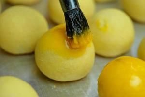 piles de 'nastar', des pâtisseries fabriqué de ananas Confiture, le processus de fabrication eid biscuits photo