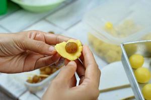 le processus de fabrication Nastar gâteau, une gâteau fabriqué de ananas confiture est d'habitude servi pendant eid photo