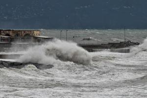 mer orage sur le rive photo