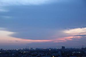 foncé bleu nuage avec blanc lumière ciel Contexte et ville lumière minuit soir temps photo