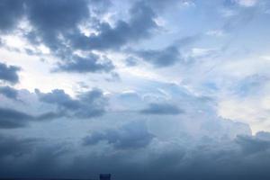 foncé bleu nuage avec blanc lumière ciel Contexte et ville lumière minuit soir temps photo