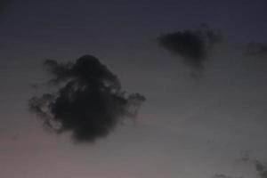 le coucher du soleil foncé bleu nuage avec blanc d'or lumière ciel Contexte et ville lumière minuit soir temps photo