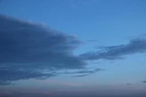 foncé bleu nuage avec blanc lumière ciel Contexte et minuit soir temps photo