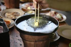 chaud la poêle avec beurre fusion dans thaïlandais buffet barbecue restaurant photo