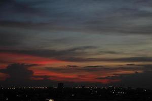 le coucher du soleil foncé bleu nuage avec blanc d'or lumière ciel Contexte et ville lumière minuit soir temps photo