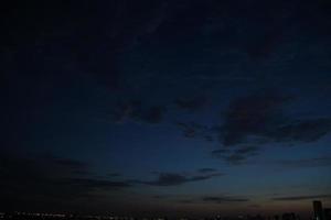 foncé bleu nuage avec blanc lumière ciel Contexte et ville lumière minuit soir temps photo