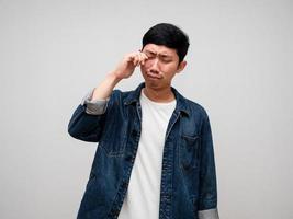 tristesse asiatique homme jeans chemise se sent découragé, cri, mal de tête isolé photo