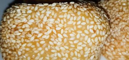 onde-onde est traditionnel nourriture de Indonésie fabriqué de glutineux riz farine avec des haricots Pâtes, enveloppé dans sésame des graines photo