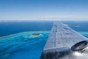 polynésien aérien paysage de avion cristal l'eau noix de coco île photo