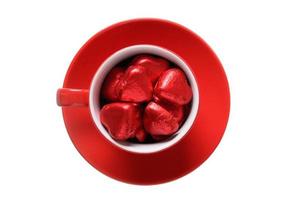 1337 rouge tasse et assiette avec des sucreries isolé sur une transparent Contexte photo