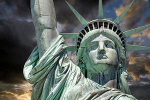 statue de liberté dans Nouveau york à le coucher du soleil photo