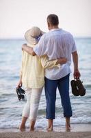 couple embrassant et regardant la mer photo