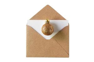 6660 beige enveloppe avec Noël Balle isolé sur une transparent Contexte photo