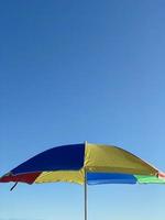 un parasol coloré sur fond de ciel bleu photo