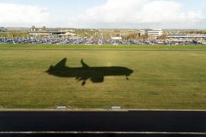 silhouette d'avion à l'atterrissage photo