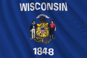 drapeau d'état du wisconsin avec de gros plis agitant de près sous la lumière du studio à l'intérieur. les symboles et couleurs officiels de la bannière photo