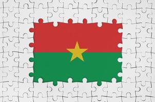 burkina faso drapeau dans Cadre de blanc puzzle pièces avec disparu central partie photo