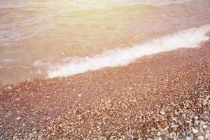 banc de galets avec la mer et la plage en arrière-plan photo