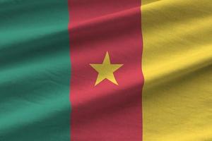 drapeau du cameroun avec de grands plis agitant de près sous la lumière du studio à l'intérieur. les symboles et couleurs officiels de la bannière photo