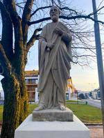 Nitra, la slovaquie -29.01.2023 statue de le évangéliste apôtre barthélémy dans le historique centre de le ville. photo