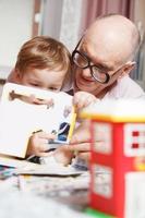 grand-père et son petit-fils photo