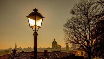 vieux forgé le fer lampadaire photo