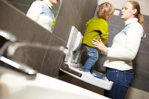 mère et fils dans une salle de bain photo