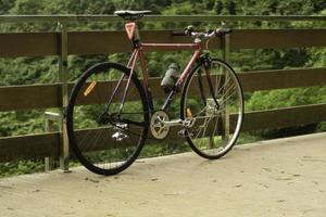 vite bicyclette dans le colline photo