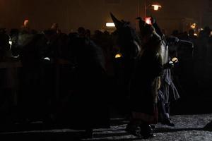 neuschoenau, allemagne - 5 janvier 2019 - célébration nocturne lousnacht avec waldgeister esprit forestier dans le village de bavière photo