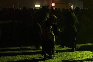 neuschoenau, allemagne - 5 janvier 2019 - célébration nocturne lousnacht avec waldgeister esprit forestier dans le village de bavière photo