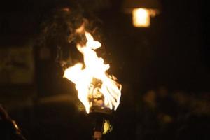 neuschoenau, allemagne - 5 janvier 2019 - célébration nocturne lousnacht avec waldgeister esprit forestier dans le village de bavière photo