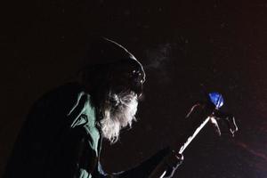 neuschoenau, allemagne - 5 janvier 2019 - célébration nocturne lousnacht avec waldgeister esprit forestier dans le village de bavière photo