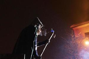 neuschoenau, allemagne - 5 janvier 2019 - célébration nocturne lousnacht avec waldgeister esprit forestier dans le village de bavière photo