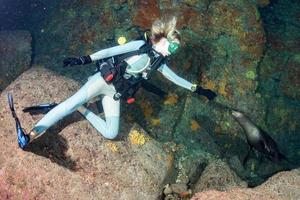 belle fille blonde jouant avec le lion de mer photo