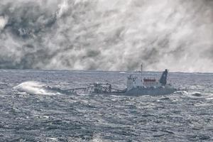 navire dans la tempête photo