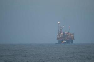 pétrole Plate-forme dans le mer photo