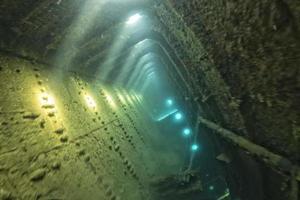 à l'intérieur de l'épave de l'ombrie en mer rouge photo