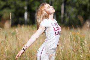 femme appréciant le plein air photo