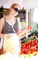 jeune femme, acheter, tomates fraîches photo