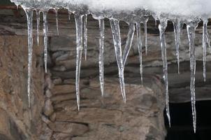 glaçons sur mur de pierre photo