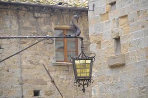 un vieux médiéval lampe dans toscane photo