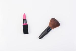 pinceau de maquillage et rouge à lèvres isolé sur fond blanc photo