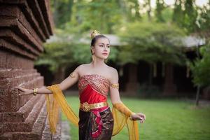 belle femme vêtue d'une robe thaïe typique photo