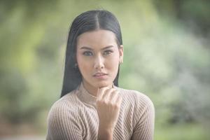 Portrait de beauté jeune femme assise dans le parc photo