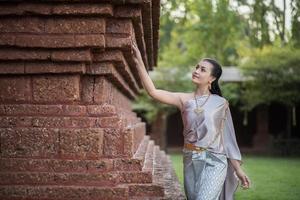 belle femme vêtue d'une robe thaïe typique photo