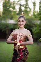 belle femme vêtue d'une robe thaïe typique photo