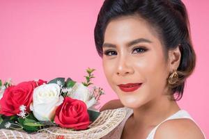 Portrait d'une belle femme avec bouquet de fleurs photo