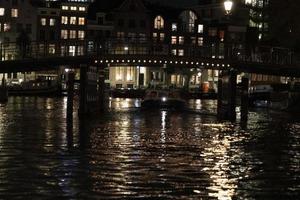 Amsterdam canaux croisière à nuit photo