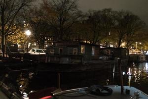 Amsterdam canaux croisière à nuit photo